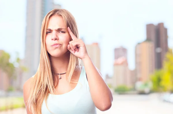 Joven cool mujer teniendo idea — Foto de Stock