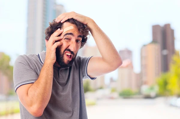 Jeune homme fou avec douleur à la tête — Photo