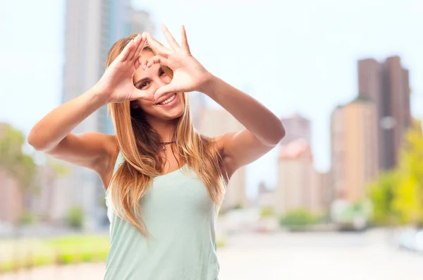 Junge coole Frau Herzenszeichen — Stockfoto