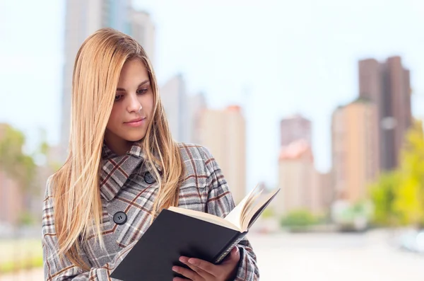 Jovem mulher legal com um livro — Fotografia de Stock