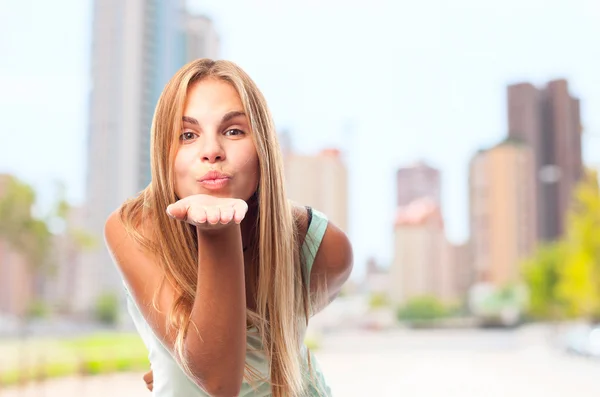 Junge coole Frau schickt einen Kuss — Stockfoto