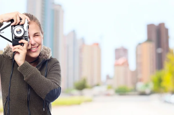 Junge coole Frau mit einer Fotokamera — Stockfoto