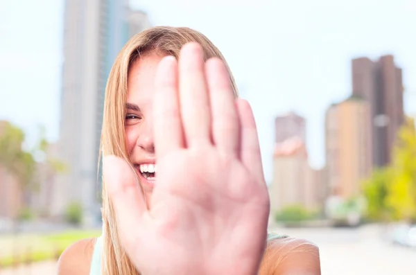 Joven cool mujer riendo — Foto de Stock