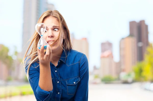 Junge coole Frau mit Zeitschaltuhr, besorgt — Stockfoto