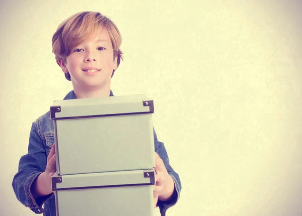 Niño satisfecho sosteniendo una caja — Foto de Stock