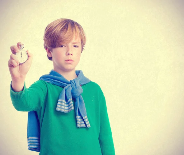 Niño concentrado sosteniendo un temporizador — Foto de Stock