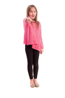 işaret eden genç kız