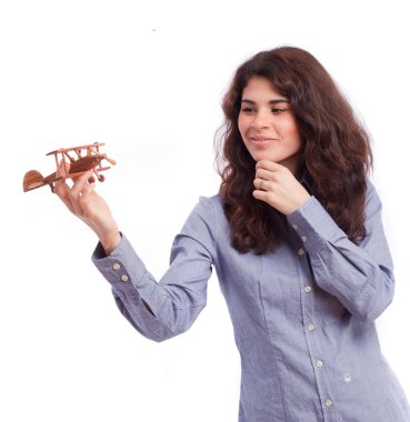 Ahşap bir uçakla dalgın kız