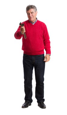 bir İngiliz anahtarı tutan adam