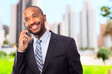 Konuşan genç serin siyah adam