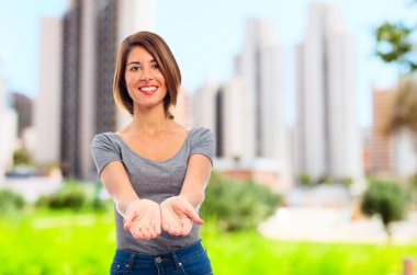 Genç kadın Haritayı işareti cool