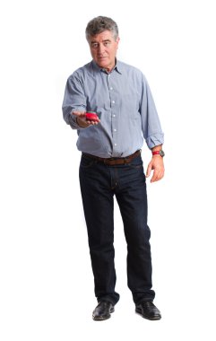 Endişeli adam bir oyuncak araba tutarak