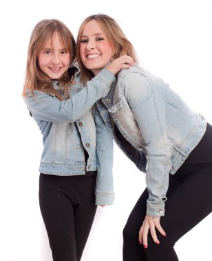 Anne ve kızı gülüyor.