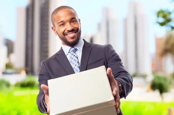 Joven fresco negro hombre con una caja — Foto de Stock