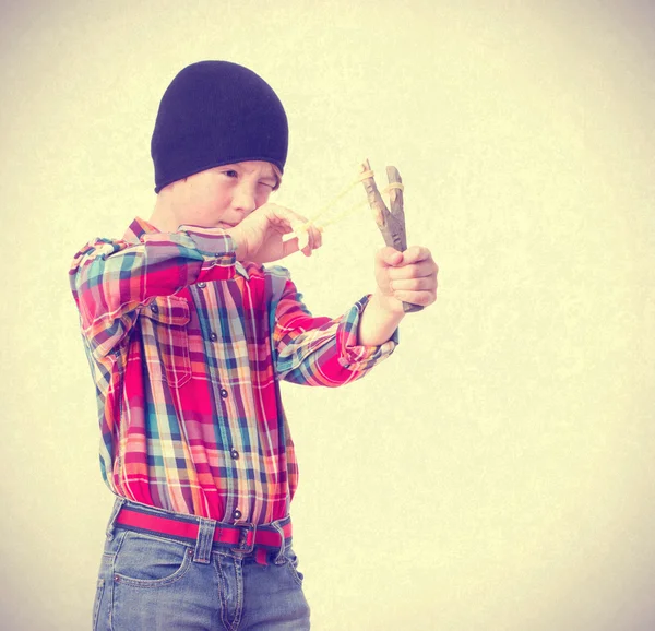 Boy pointing with a slingshot — Stock Photo, Image