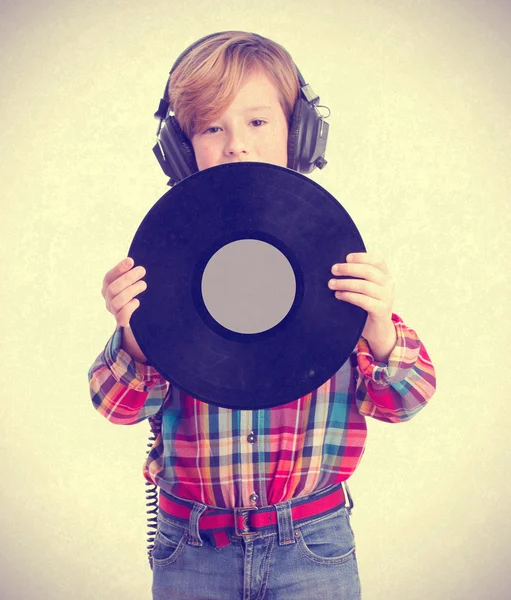Jongen met een koptelefoon en een vinyl — Stockfoto