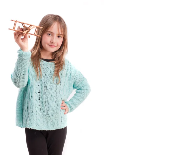 Giovane ragazza con un aereo di legno — Foto Stock