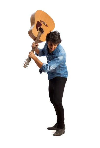 Hindoe cool jonge man met een akoestische gitaar — Stockfoto