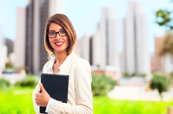 Junge coole Frau mit einem Buch — Stockfoto