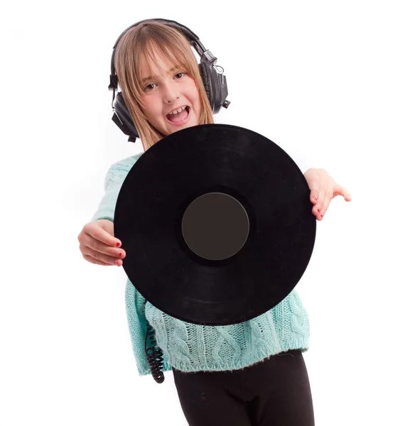 Jong meisje met hoofdtelefoons en vinyl — Stockfoto