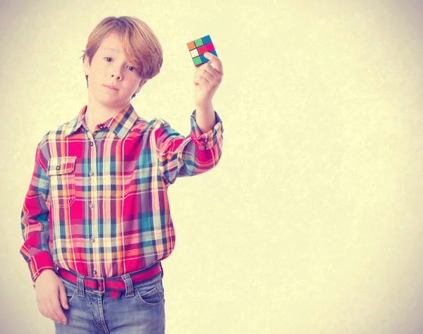 Criança duvidosa tentando resolver um problema — Fotografia de Stock