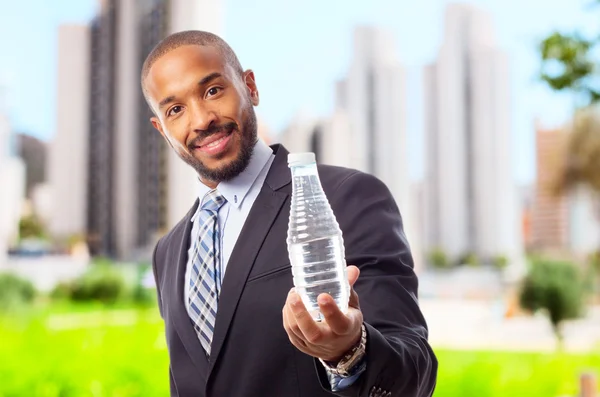 Jovem homem negro fresco com garrafa de água — Fotografia de Stock
