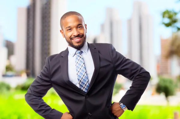 Joven fresco negro hombre frente a un desafío pose — Foto de Stock