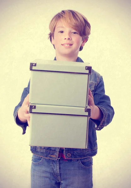 Niño satisfecho sosteniendo una caja — Foto de Stock