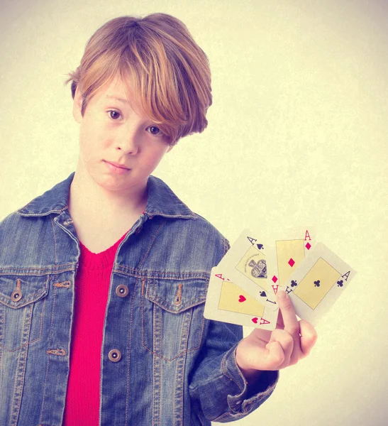 Προκλητικός παιδί κρατώντας ένα κάρτες — Φωτογραφία Αρχείου