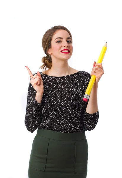 Flickan ler med en blyertspenna — Stockfoto