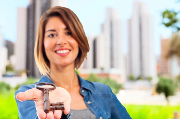 Junge coole Frau mit einem Schlüssel — Stockfoto