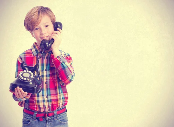 Niño contestando al teléfono —  Fotos de Stock