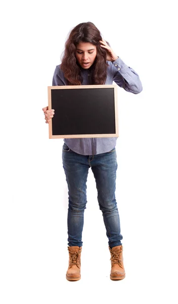 Menina surpresa segurando um quadro negro — Fotografia de Stock