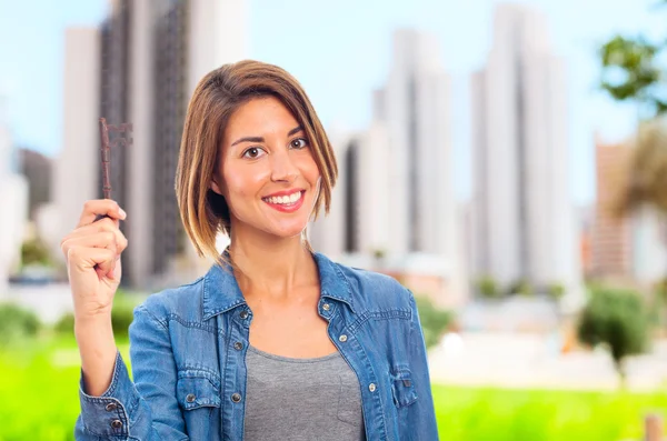 Junge coole Frau mit einem Schlüssel — Stockfoto