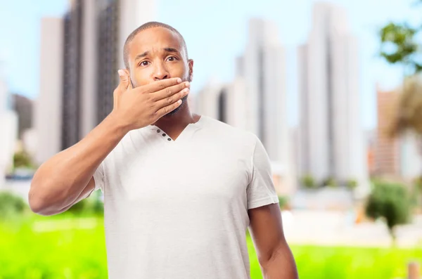 Joven fresco negro hombre cubriendo su boca —  Fotos de Stock