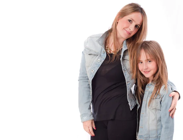 Madre e hija posando — Foto de Stock