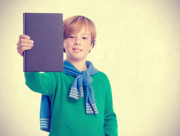 Ragazzo felice che tiene un libro — Foto Stock