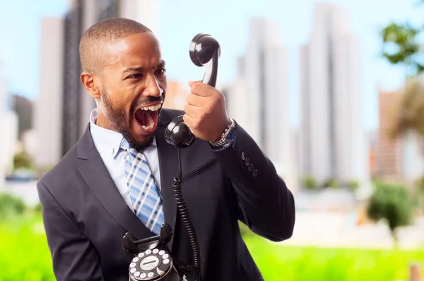 Joven fresco negro hombre gritando en el teléfono — Foto de Stock