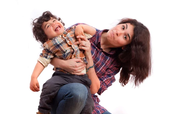 Mãe segurando seu filho safado — Fotografia de Stock