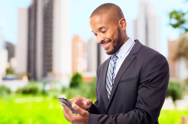 Hombre negro fresco joven con teléfono de pantalla táctil — Foto de Stock