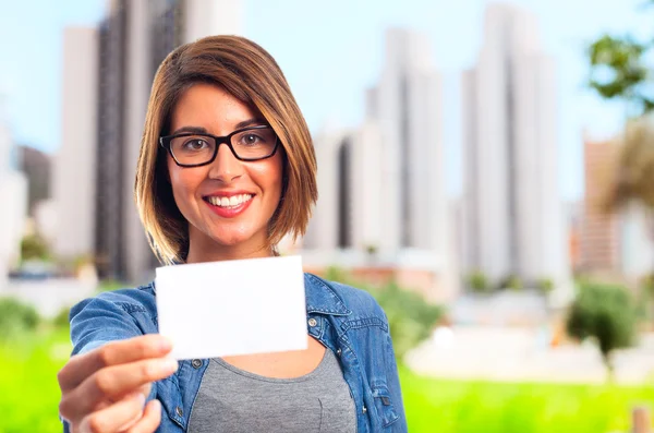 Joven cool mujer con tarjeta de nombre —  Fotos de Stock