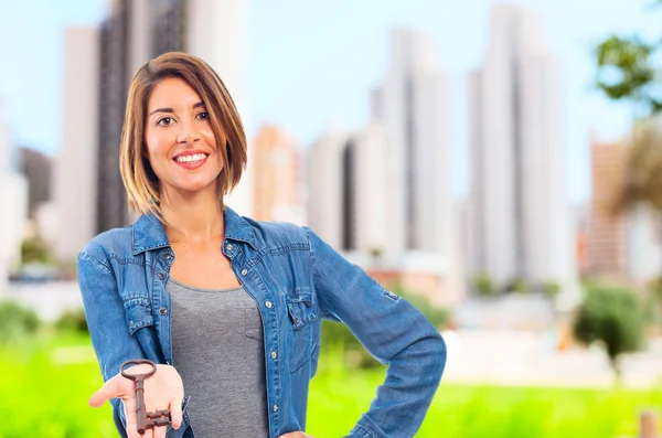 Jeune femme cool avec une clé — Photo