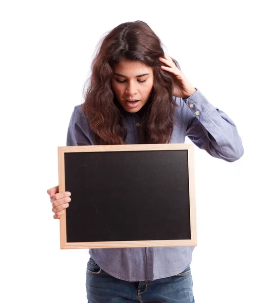Förvånad tjej håller en svart tavla — Stockfoto