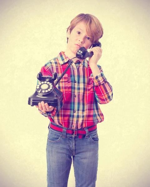 Злой ребенок разговаривает по телефону — стоковое фото