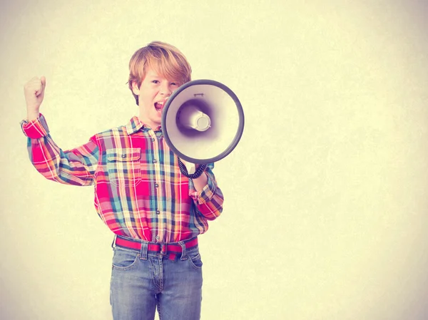 Criança gritando com um megafone — Fotografia de Stock