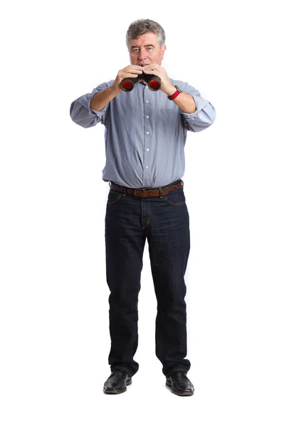 Homem atencioso segurando um binóculos — Fotografia de Stock