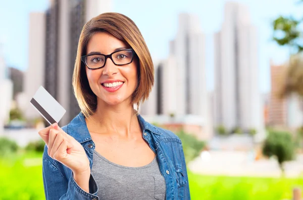 Giovane donna cool con una carta di credito — Foto Stock