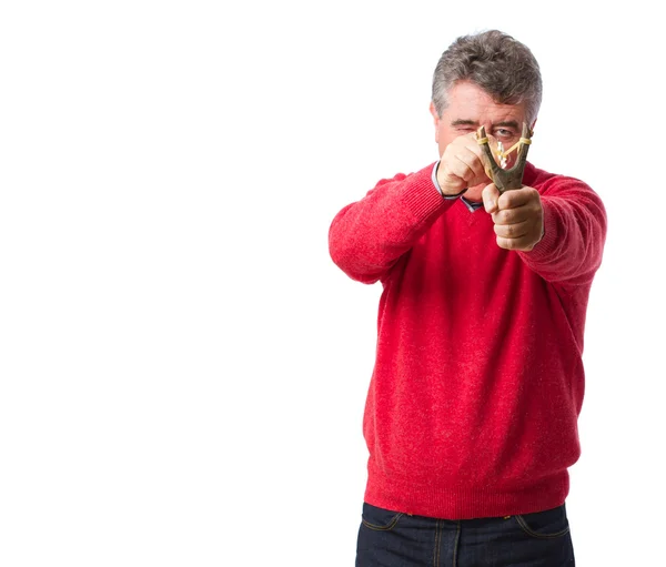 Homem apontando segurando um estilingue — Fotografia de Stock