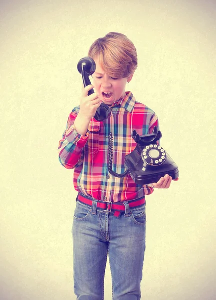 Arrabbiato ragazzo parlando per telefono — Foto Stock