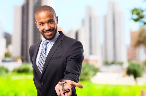 Joven fresco negro hombre con un viejo llave — Foto de Stock